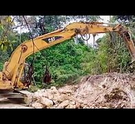 Excavator Memecah Batu